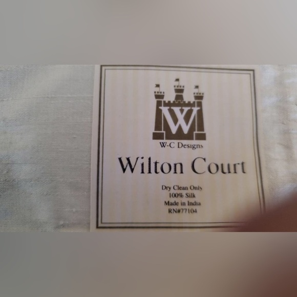 NWT WILTON COURT SET OF 4 
100% silk PLACEMATS CRYSTAL CORNER TRIM IVORY 19"X14 - Picture 2 of 5